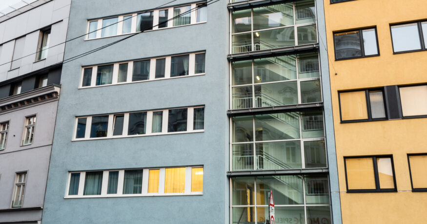 Das Suchthilfe Wien Gebäude und daneben das regionale Kompetenzzentrum