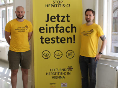 SHW-Team vor Aufsteller: "STOP HEPATITIS-C! Jetzt einfach testen! LET'S END HEPATITIS-C IN VIENNA"