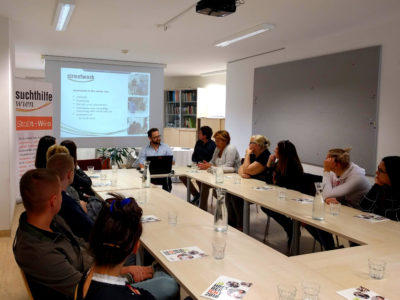 Gruppenbild im Konferenzraum: Studierende der Universität Trnava zu Gast bei der Suchthilfe Wien