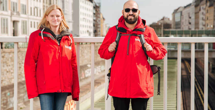 Team-Porträt: 2 helpU Kolleg*innen auf einer Brücke in Wien