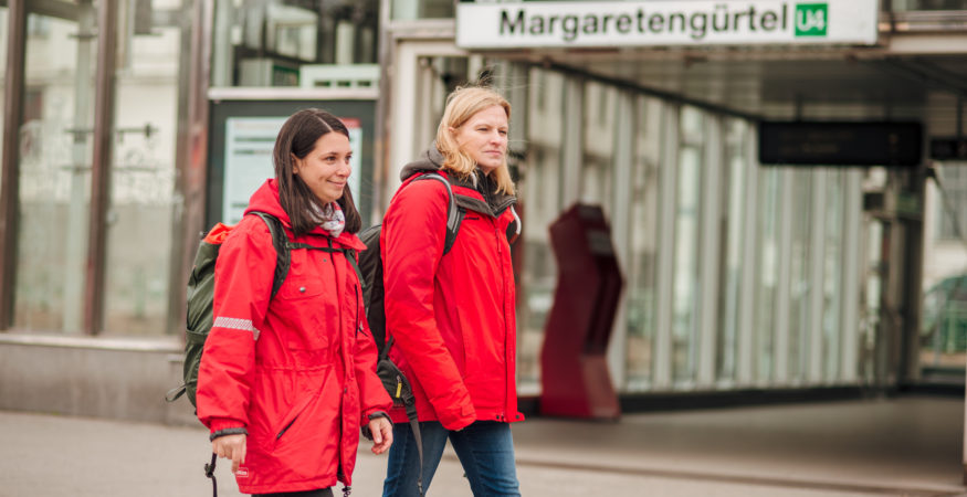 helpU 2er-Team unterwegs in der Nähe der U-Bahnstation Margaretengürtel
