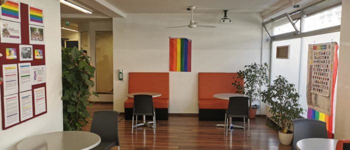 Die Beratungsstelle change ist im Gay Pride Month 2021 mit Regenbogenfahnen dekoriert