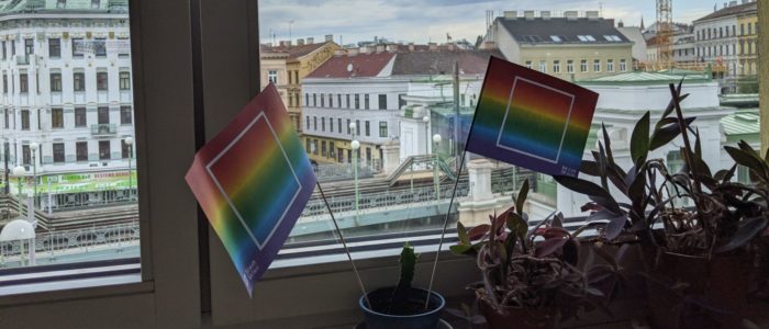 Blick aus dem Fenster des Suchthilfe Büros – zwei Regenbogen-Fähnchen, dahinter der Gumpendorfer Gürtel