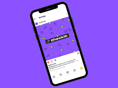 Handy auf lila Hintergrund: auf dem Display der Instagram-Account von Checkit!