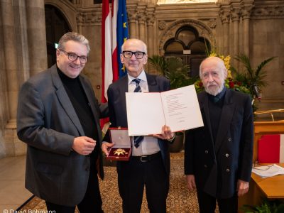 v.l.n.r.: Stadtrat Peter Hacker, Preisträger Dr. Hans Haltmayer, Laudator Prof. Alfred Springer