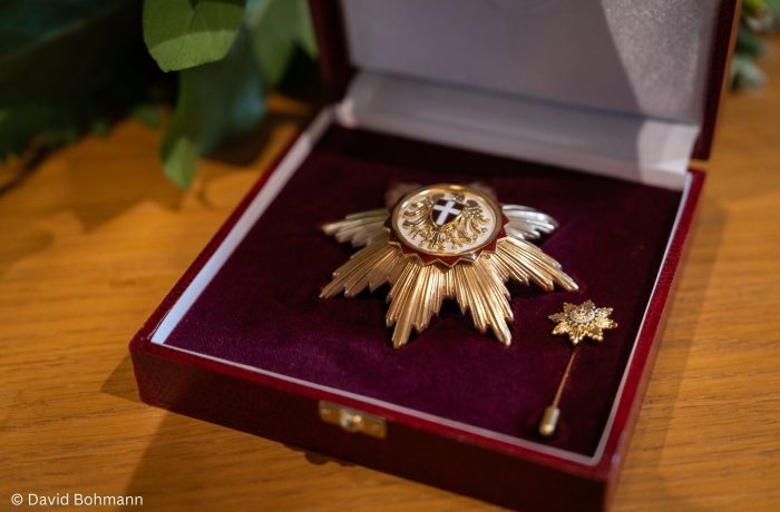 Das Goldene Ehrenzeichen für Verdienste um das Land Wien: eine goldener Stern mit dem Wappen Wiens in der Mitte
