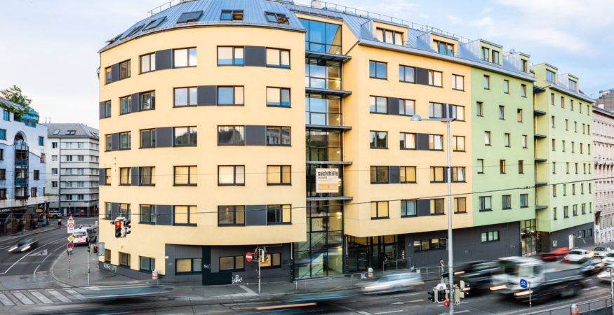 Das Suchthilfe Wien Gebäude am Gumpendorfer Gürtel 8 vor blau-weiß bewölktem Himmel