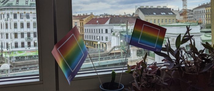 Blick aus dem Fenster des Suchthilfe Büros – zwei Regenbogen-Fähnchen, dahinter der Gumpendorfer Gürtel