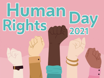 "Human Rights Day 2021" – diverse erhobene Arme mit geballten Fäusten signalisieren Stärke und Solidarität